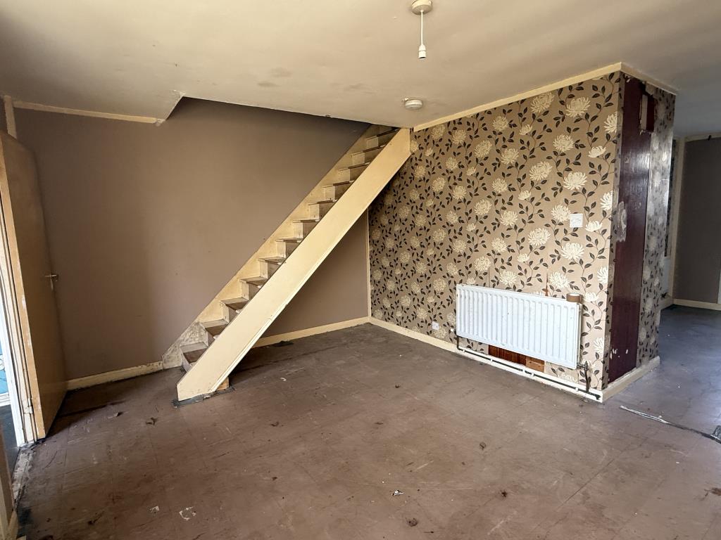Lot: 61 - HOUSE IN NEED OF IMPROVEMENT - Living Room in House in Need of Improvement
